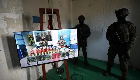 Militares muestran objetos decomisados durante un recorrido de la prensa a la cárcel de Cotopaxi, en Latacunga, Ecuador, el 22 de febrero de 2024. (Foto de José Jácome / EFE)