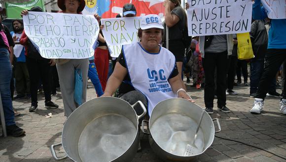 Un miembro de un movimiento social muestra ollas vacías en la Plaza de la República durante una protesta contra el gobierno del presidente argentino Javier Milei en Buenos Aires el 22 de diciembre de 2023. (Foto de JUAN MABROMATA / AFP)