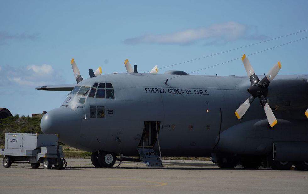 Un avión militar Hércules C130 con 38 personas a bordo desapareció este lunes tras salir de la ciudad de Punta Arenas, en el extremo austral de Chile. (AFP / Pablo COZZAGLIO).