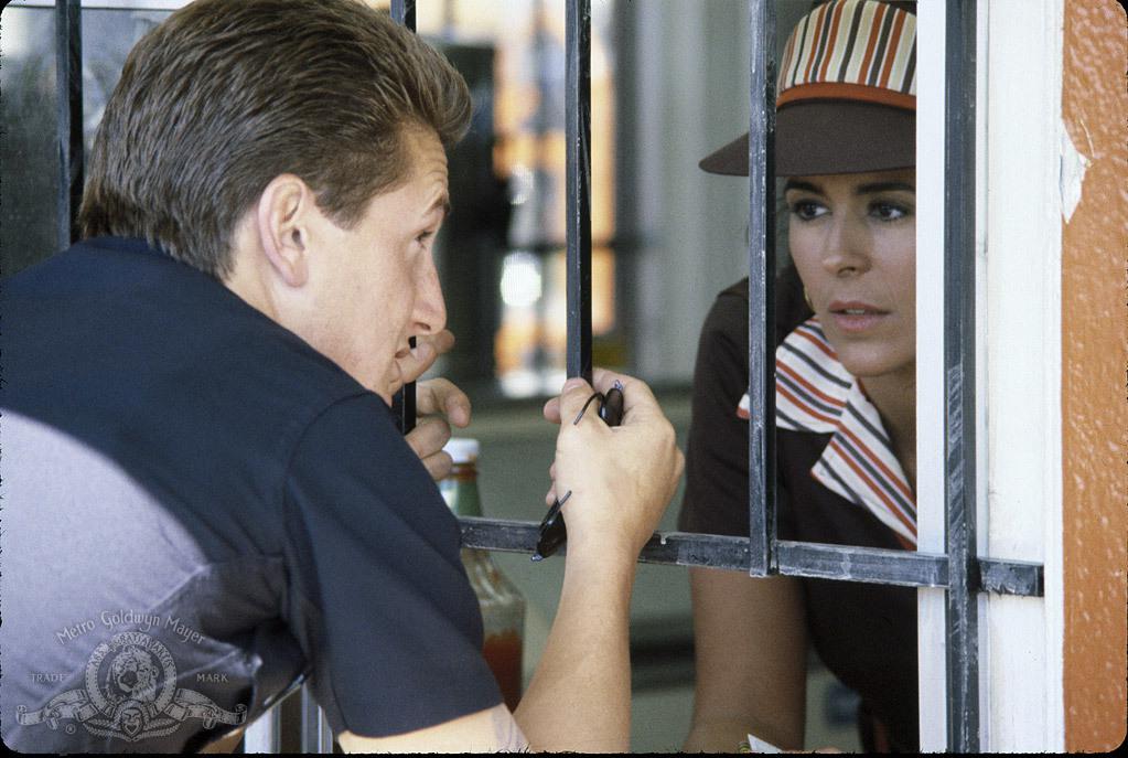 “Colors”, ( 1988 ) de Dennis Hopper, Eficaz mezcla de cine de acción y ‘reality show’ con la policía de Los Ángeles. Protagonizada por Robert Duvall, Sean Penn y María Conchita.