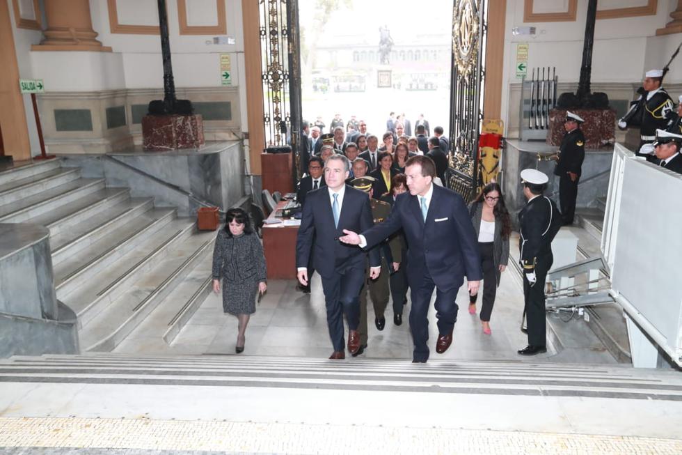 Sin alfombra roja. No fue invitado, no hubo delegación para recibirlo, tampoco se le puso alfombra roja para acompasar su paso hacia la Sala Embajadores donde los invitados hacen antesala para pasar –si hay anuencia- al hemiciclo. Salvador del Solar solo fue recibido por el bueno para todo jefe de protocolo Iván Barrantes. (Foto: GEC)