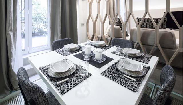 El comedor es simple y elegante. Los muebles combinan en tonos claros y oscuros, y se ubican cerca de una ventana que permite una mejor iluminación del espacio. (Foto: Archiplanstudio)