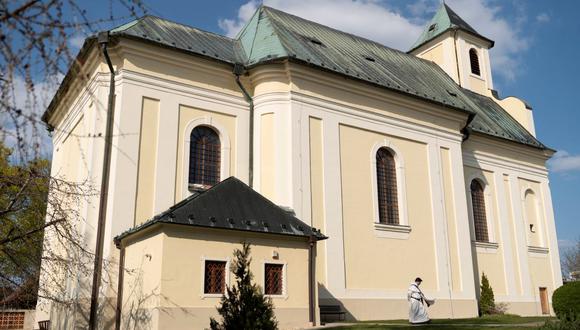 El sacerdote dominico hermano Bruni, que usa una máscara protectora, camina antes de dar confesiones afuera de la iglesia de la Exaltación de la Santa Cruz en el pueblo de Dunajska, Eslovaquia, el 4 de abril de 2020. (Foto referencial, JOE KLAMAR / AFP).