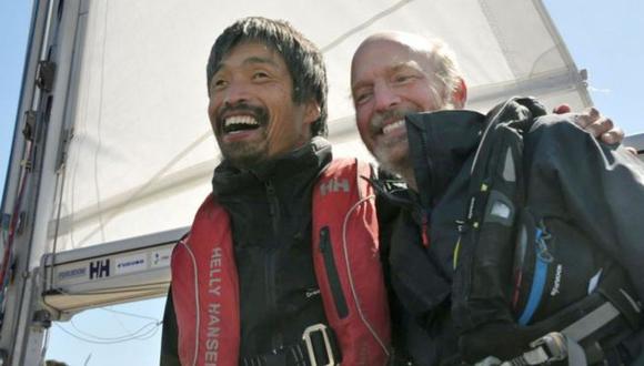 El marinero ciego Mitsuhiro Iwamoto (izquierda) celebró la hazaña con su ayudante Doug Smith.