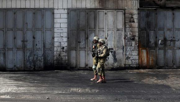 Soldados israelíes caminan por la Cisjordania ocupada. (Foto referencial de EFE/EPA/ALAA BADARNEH)