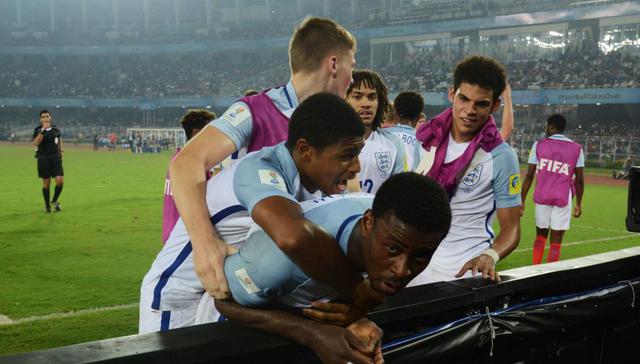 Todos los suplentes abrazan al autor del cuarto gol de Inglaterra. (Foto: AFP)