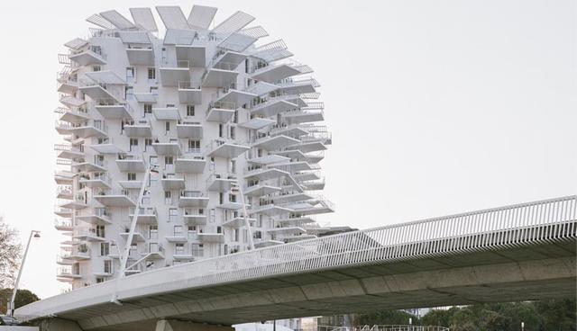 La “torre origami” tiene 112 apartamentos en 17 pisos y se ha construido en 3 años movilizando a 1.500 personas. (Foto: Cyrille Weiner)