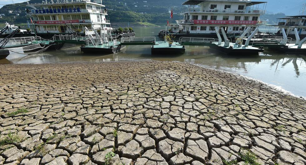 Esta foto tomada el 16 de agosto muestra una sección de un lecho de río reseco a lo largo del río Yangtze en el suroeste de China, Chongqing. (Foto: AFP)