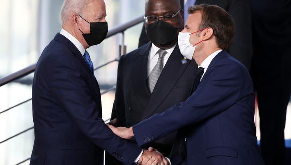 El presidente de Estados Unidos, Joe Biden, se da la mano con su par francés, Emmanuel Macron, durante la última edición del G20. (REUTERS).
