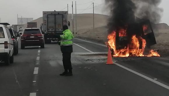 Cañete: vehículo se incendia en carretera y dos ocupantes salvan de morir (Foto: Fernando Zavala)
