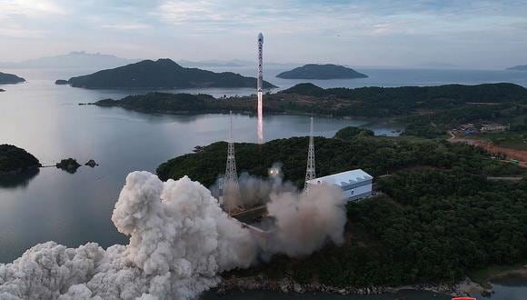 Un nuevo cohete portador de satélites cuando sale de la plataforma de lanzamiento, en un lugar no revelado en Corea del Norte, el 31 de mayo de 2023. (Foto de KCNA VIA KNS / AFP)