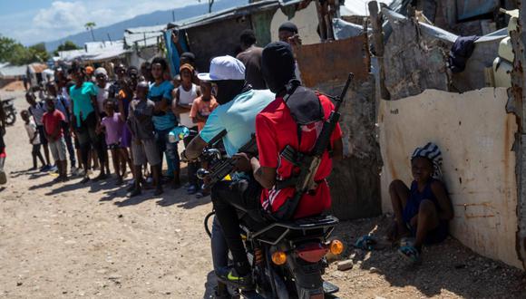 Miles de personas han resultado desplazadas de sus domicilios y se han refugiado en escuelas, en la calle, o han huido para otras ciudades de Haití a causa de la violencia de las pandillas.
