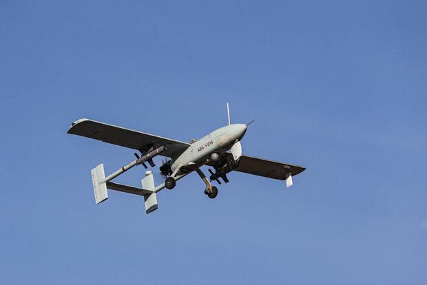 Un dron de Irán despegando durante un ejercicio militar en la provincia de Isfahán, en el centro del país. (Foto de la oficina del ejército iraní / AFP).