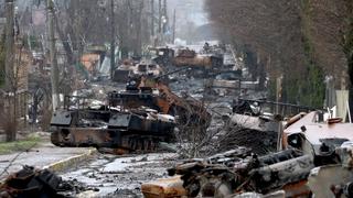 El cementerio de cadáveres y tanques quemados en Bucha, un suburbio de Kiev, tras la retirada de ropas rusas