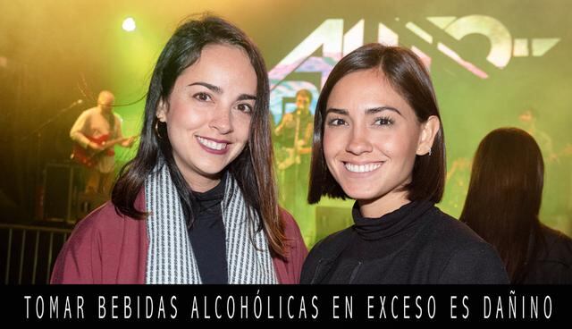 Buena música. Las hermanas Pamela y Ximena Hidalgo disfrutando del concierto en vivo que acompañó el evento.