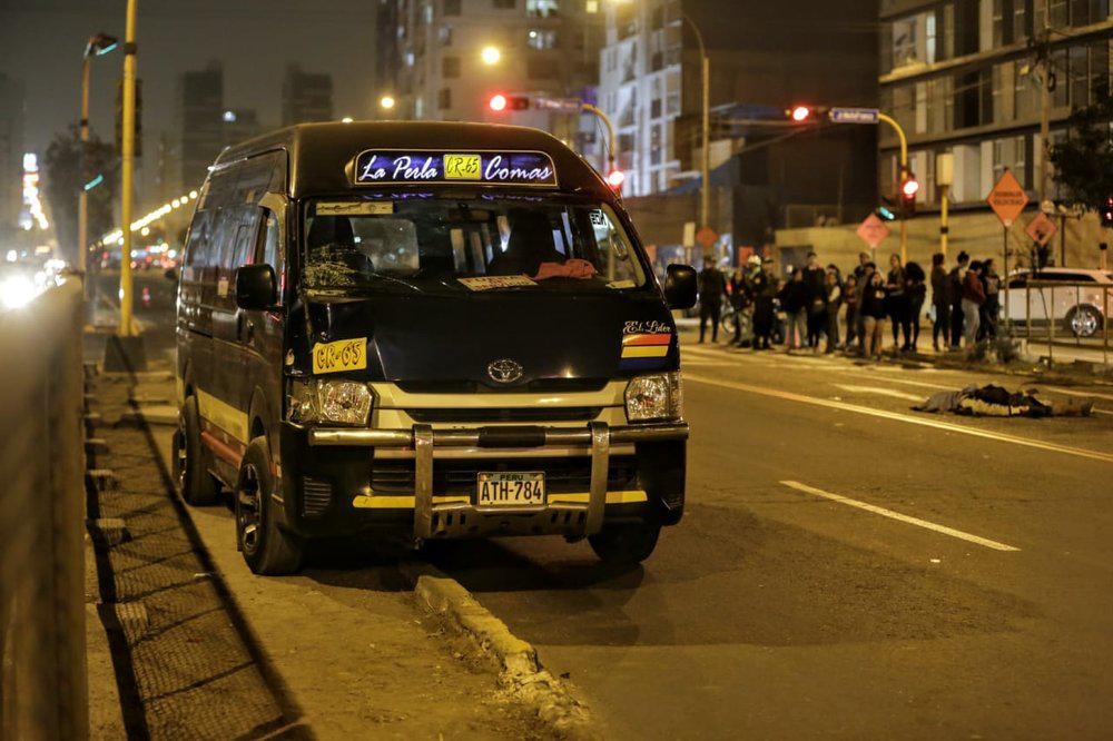 Conductor de combi se pasa la luz roja y atropello a hombre en la avenida Brasil. (Foto: Correo)