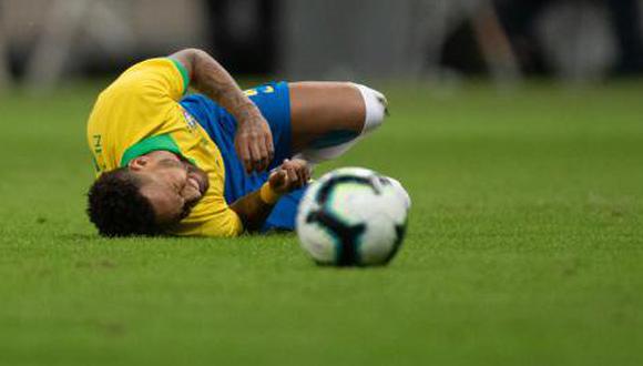 Neymar, tendido en el gramado. (Foto: AP)