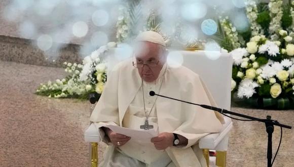 El papa Francisco asiste a una oración y a la bendición del Angelus con religiosos en la iglesia del Sagrado Corazón en Manama, Bahréin.
