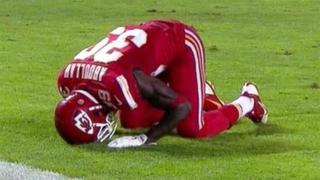 Polémica en NFL: musulmán celebró rezando y fue sancionado