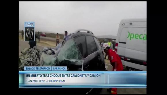 Chofer del vehículo menor perdió la vida instantáneamente tras chocar contra el camión. (Foto captura: Canal N)