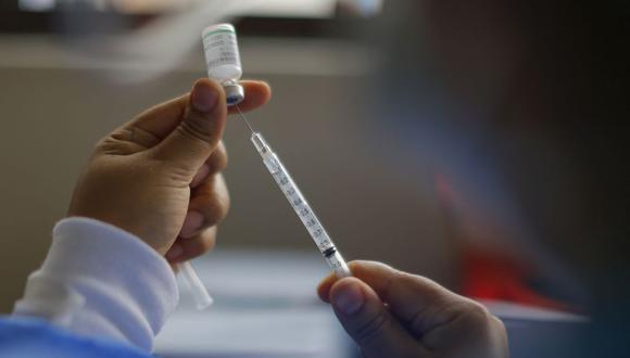 Colegio Médico del Perú ratificó su defensa en la aplicación de vacunas y cuestionó difusión de información preliminar de estudios clínicos de Sinopharm (Foto: Luka Gonzales / AFP / Referencial)