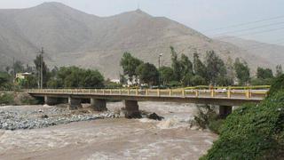Río Rímac se llevó uno de los pilares del puente Girasoles en Chaclacayo