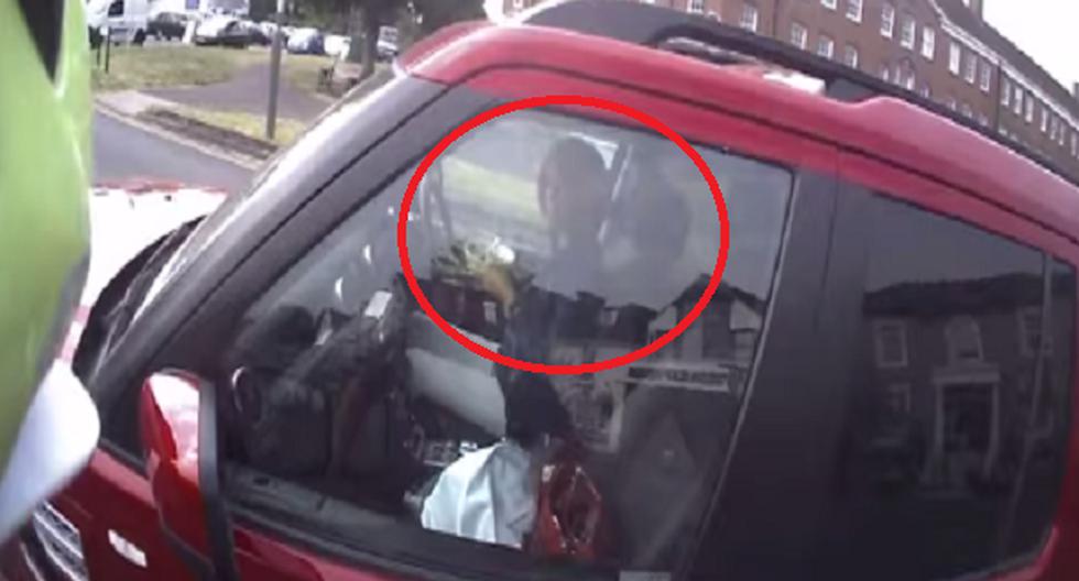 YouTube: Mujer comió plato de cereal mientras manejaba. (Foto: Captura de YouTube)