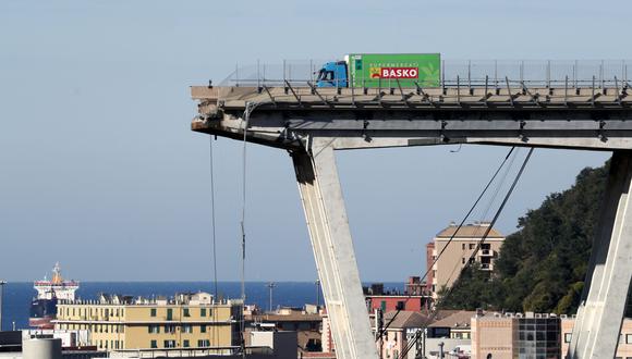 Génova: el joven que voló 40 metros y sobrevivió entre escombros del puente Morandi. (Reuters).