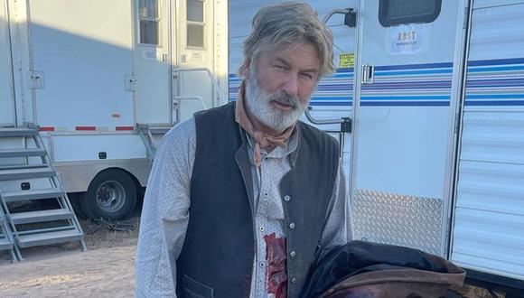 Alec Baldwin en el set de "Rust" antes de la  tragedia. (Foto: Twitter)