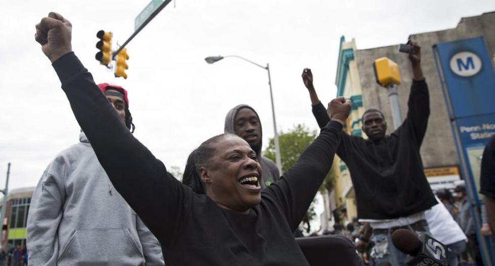 Residentes de Baltimore celebran acusación contra policías por muerte de Freddie Gray. (Foto: EFE)