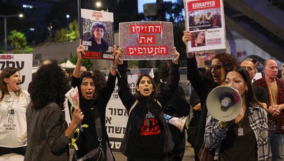 Las familias de los rehenes israelíes retenidos por militantes palestinos en la Franja de Gaza protestan frente al Ministerio de Defensa en Tel Aviv convocando el 21 de noviembre de 2023. (Foto de AHMAD GHARABLI / AFP)