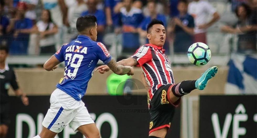 Christian Cueva recibió críticas en Brasil por este fallo que protagonizó frente al arco de Cruzeiro. El volante peruano tuvo el gol de Sao Paulo pero no pudo anotar. (Foto: Gazeta Press)