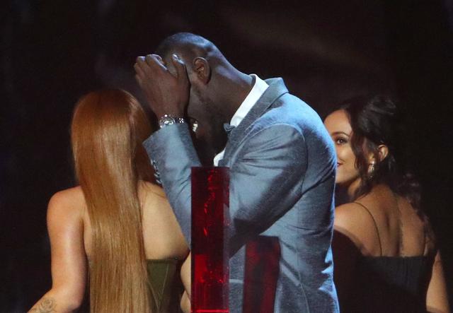 Stormzy recibe emocionado su premio como Mejor artista solista masculin en los Brit Awards. (Foto: REUTERS)