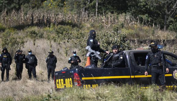 Se ve a policías cerca del pueblo de Chiquix, en Nahuala, Guatemala, el 19 de diciembre de 2021. (Foto referencial de Johan ORDONEZ / AFP)