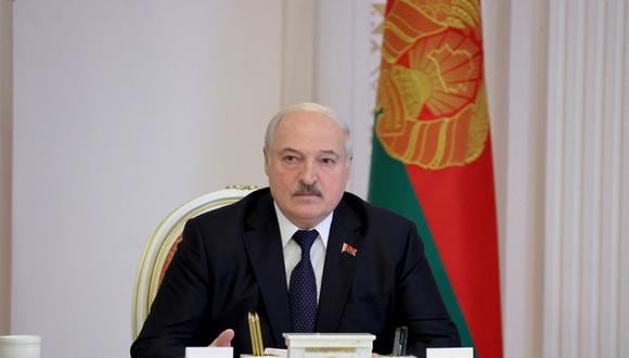 El presidente de Bielorrusia, Alexander Lukashenko, se reúne con funcionarios militares en Minsk el 10 de octubre de 2022. (Foto de Maxim GUCHEK / BELTA / AFP)
