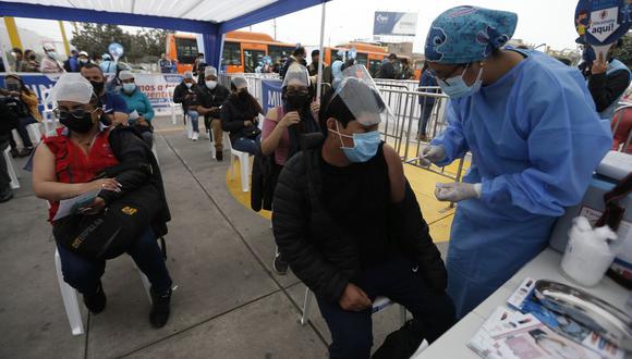 Brigadas de salud vacunarán hoy, jueves 31 de marzo, en estaciones del Metro de Lima y del Metropolitano | Foto: Jorge Cerdan / @photo.gec