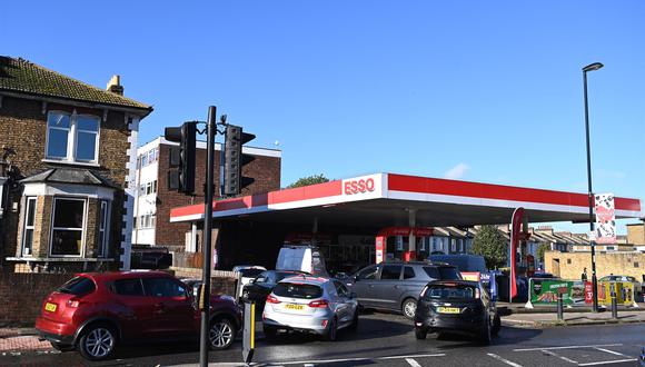 Los choferes hacen cola afuera de una gasolinera Esso en Londres, Reino Unido, el 4 de octubre de 2021. El ejército británico ha anunciado que comenzará a entregar gasolina. (EFE / EPA / FACUNDO ARRIZABALAGA).