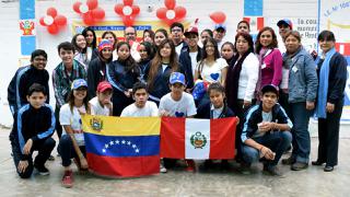 Escolares venezolanos y peruanos se unen para celebrar el Día del Logro
