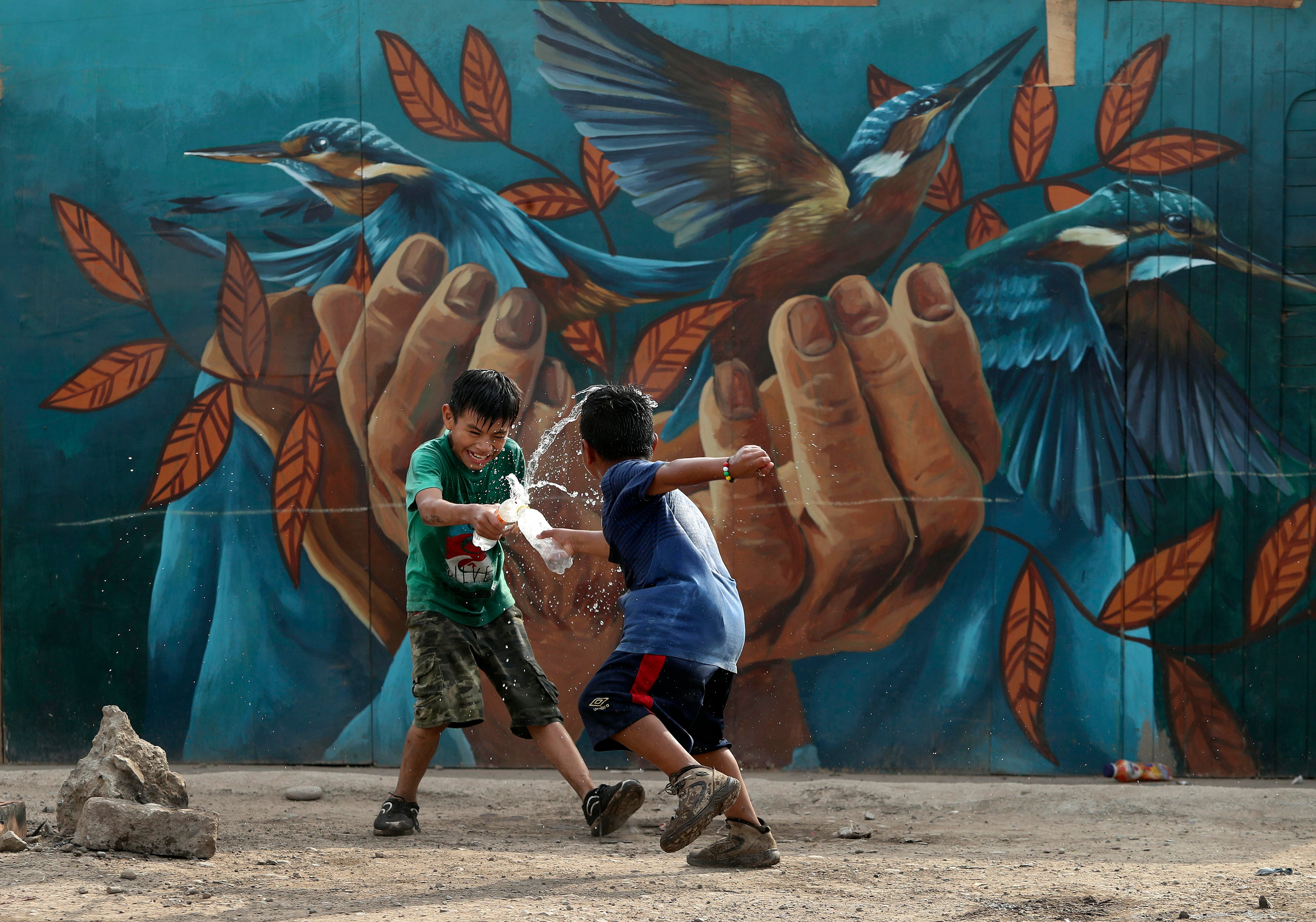 Cantagallo. Los niños y su inocencia. El mural detrás fue pintado por Joe Fernández / Zelva 1. FOTO: ROLLY REYNA / EL COMERCIO PERU