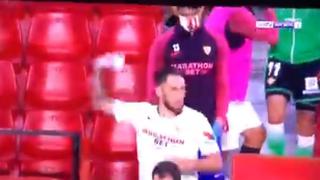 Lucas Ocampos causa polémica al lanzar su mascarilla al césped al término del Sevilla vs. Betis