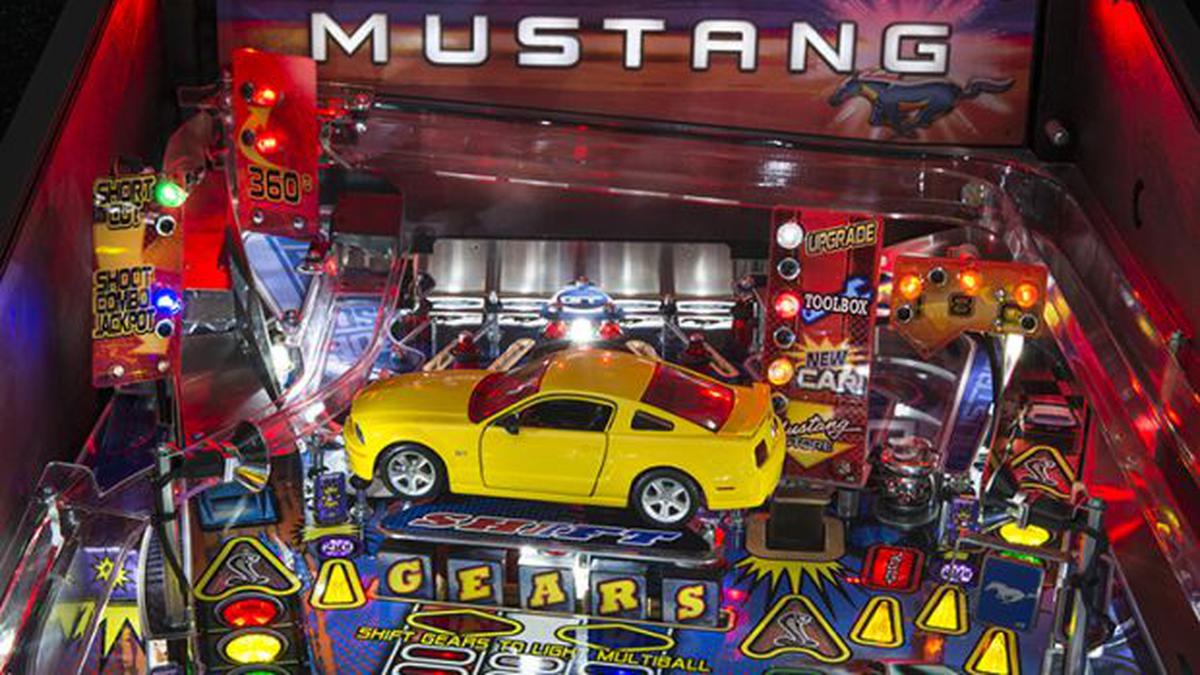 VIDEO: Lanzan máquina de pinball del Ford Mustang, RUEDAS-TUERCAS