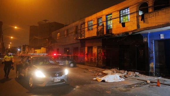 Balcón de la cuadra 1 del jirón Lucanas, en Barrios Altos, se desploma sobre transeúnte (Foto : César Grados/@photo.gec)