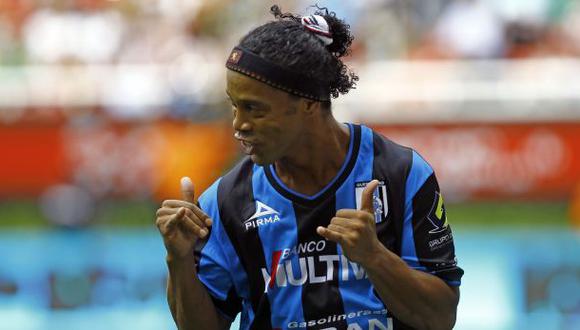 Insólito: Ronaldinho fue cambiado y abandonó el estadio molesto