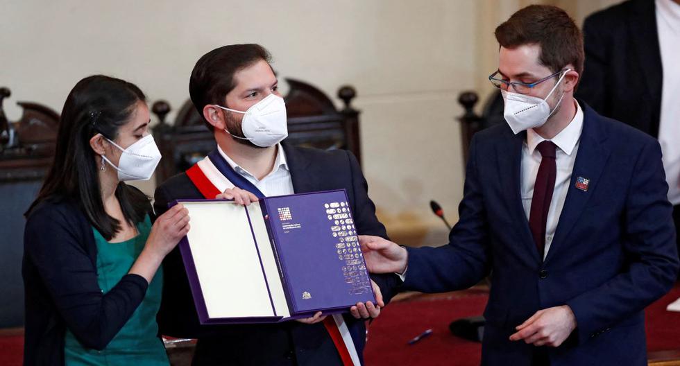 El presidente y vicepresidente de la Convención Constituyente de Chile, María Elisa Quinteros y Gaspar Domínguez, respectivamente, entregan el borrador final de la nueva Constitución al presidente Gabriel Boric. (JAVIER TORRES / AFP).