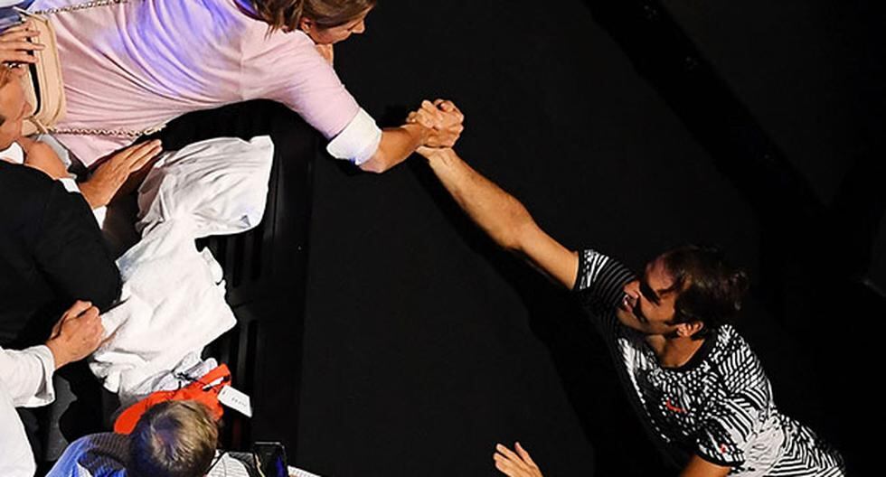 Roger Federer se encontró con su esposa Mirka tras vencer a Rafael Nadal en la final del Australian Open. El momento fue muy emotivo tras la victoria del suizo. (Foto: Getty Images)