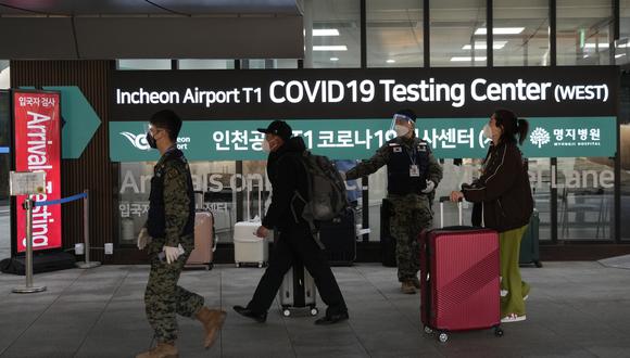 Los pasajeros que llegan de China pasan por un centro de pruebas de COVID-19 en el Aeropuerto Internacional de Incheon en Incheon, Corea del Sur, el martes 10 de enero de 2023. (Foto AP/Ahn Young-joon)