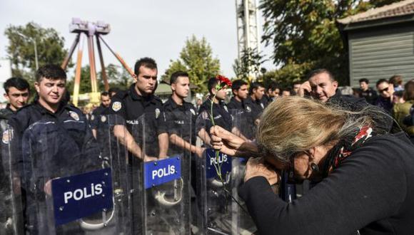 Atentado en Turquía: policías chocan con dolientes [VIDEO]