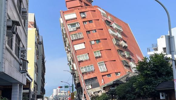 Personas observando un edificio dañado en Hualien, después de que un gran terremoto de magnitud 7,5 azotara el este de Taiwán, el 3 de abril de 2024. (Foto de CNA / AFP)