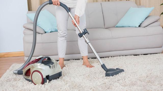 El truco casero, barato y facilísimo para limpiar la alfombra y