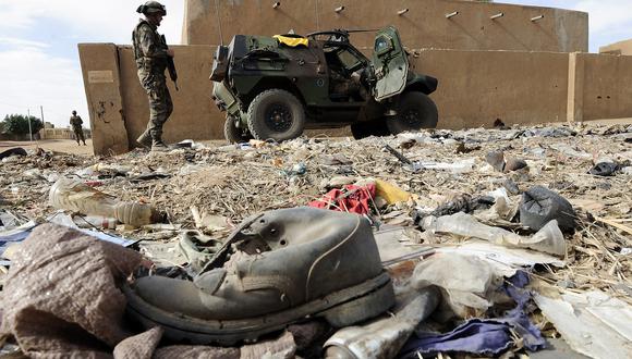Imagen de archivo | Soldados franceses patrullan cerca de la casa abandonada donde encontraron y desactivaron una bomba casera que contenía 600 kilos (1.300 libras) de explosivos el 13 de febrero de 2013 en el centro de Gao, la ciudad más grande del norte de Malí. Foto de PASCAL GUYOT / AFP)